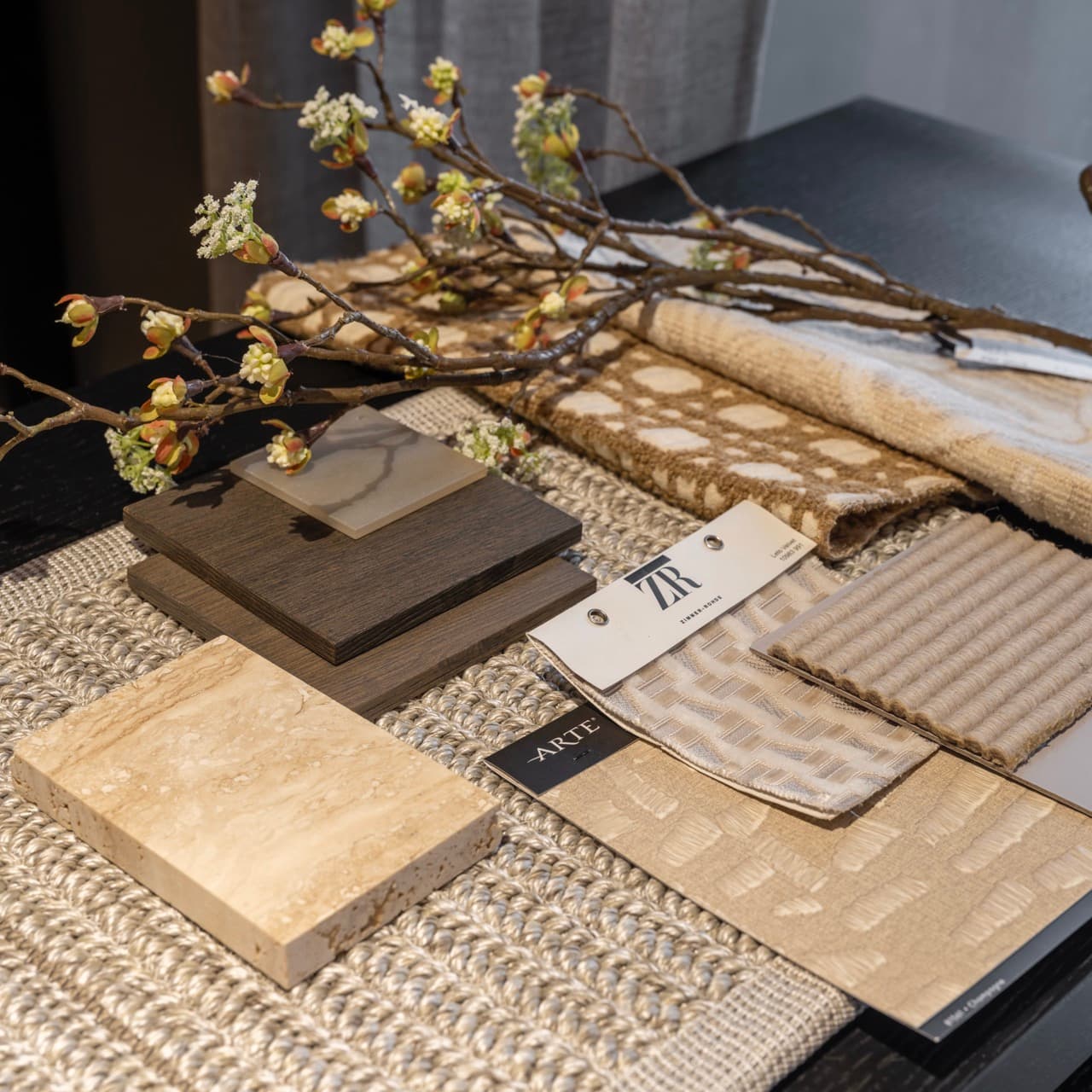 Materiaalstalen — stof, hout en steen — bij De Toren Interieurs in Breda